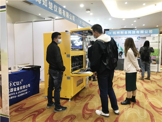 第十九屆中國作物學(xué)會展會-工作人員為客戶介紹知楚搖床