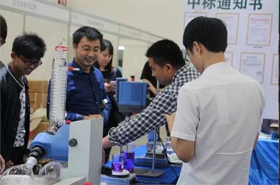 集思工作人員在現(xiàn)場為大家做了配套展示，引起了眾多參展者的興趣