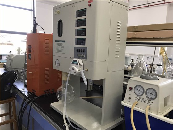 Y先生趕往武漢工程大學的化學與環(huán)境工程學院安裝河南智晶的多級閃蒸器