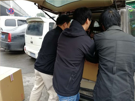 集思的儀器“外賣小哥”隨叫隨到，把耗材化玻、化學試劑送到用戶手里。
