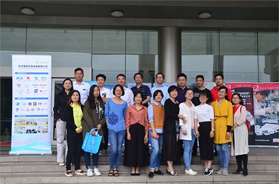 集思儀器設(shè)備有限公司團(tuán)隊(duì)在國際廳前廣場的合影