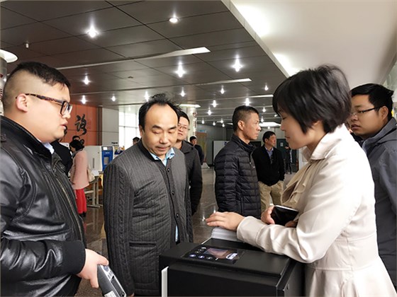 集思工作人員正在解答來訪人員有關(guān)虛擬仿真實(shí)驗(yàn)教學(xué)內(nèi)容的咨詢