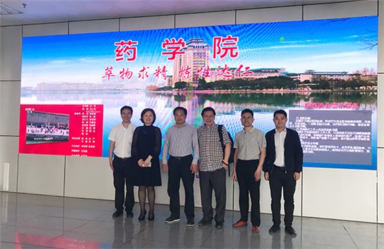 啟瑞藥業(yè)采購總監(jiān)張總來參觀民大藥學院液相色譜互動教學實驗室的合影