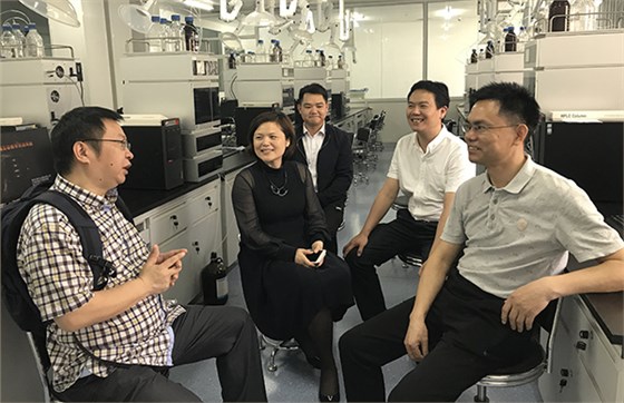 一行人在民大藥學院液相色譜互動教學實驗室相談甚歡