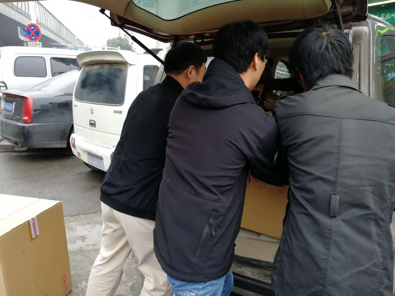 集思的儀器“外賣(mài)小哥”隨叫隨到，把耗材化玻、化學(xué)試劑送到用戶手里。