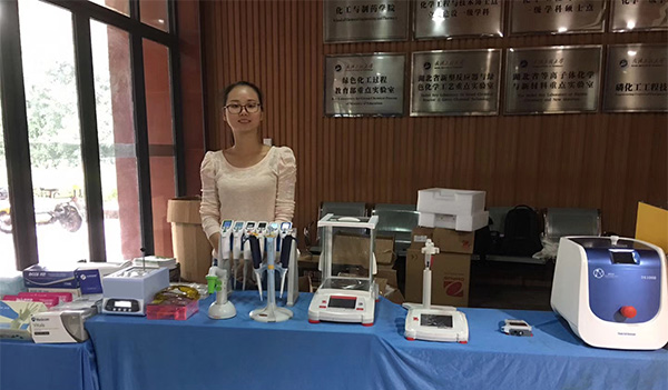 集思儀器銷售人員在展會(huì)上向客戶展示奧豪斯電子天平、梅潔移液器、細(xì)胞破碎儀等科學(xué)儀器設(shè)備